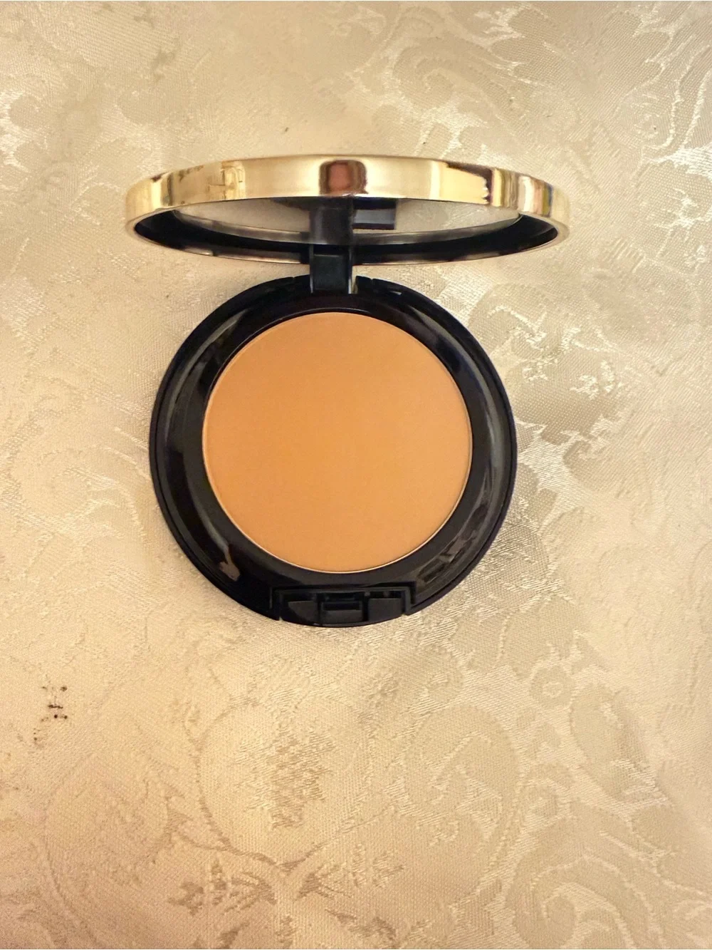 Estée Lauder Double Wear Stay-in-Place Matte Powder Foundation. 4W1 Honey Bronz